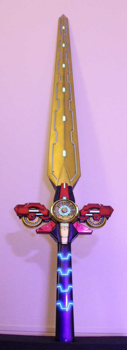 [動輪剣]　勇者特急マイトガイン 

 FDM製(熱積層)3Dプリンターで制作。

 見栄え優先し全長175cmになりました。
 蛍光塗料により塗分け、ブラックライトで発光します。
  ワンフェス2026Winterに展示します。 

 2/8 ・N9 FACTORY　卓番[2-01-05 (2ホール)]

  #WF2026W #ワンフェス2025冬