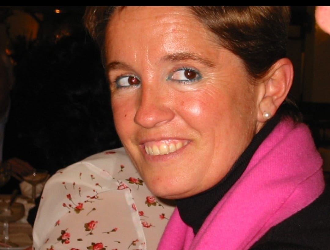 #TalDiaComoHoy de 2006 los #GRAPO asesinaron en #Zaragoza a Ana Isabel Herrero Izquierdo, cuando se disponía con su marido a montar en el coche, tres terroristas les abordaron y anunciaron su intención de secuestrarles para pedir rescate.

¡Esto eran los GRAPO hasta ayer! 🧵