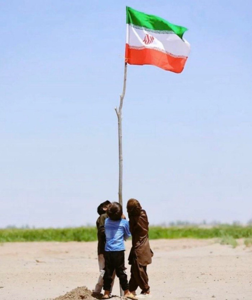 ما صاعقه در روز نبردیم بدانید
قطعا همه پیروز نبردیم بدانید
شمشیر به کف آیه فتحند دلیران
آماده صد وعده صادق شده ایران
داریم می آییم به میدان بهراسید
آری بهراسید از ایران بهراسید
این بار چنان شخم زند دیو نماند
بر نقشه دگر نام تلاویو نماند
#انقلاب_مردم
#همیشه_پیروز