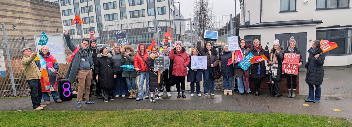 HarrowNeu's tweet photo. Today staff from woodlands school protested outside Harrow civic centre, joined by @edharlowNEU to send a direct message to the LA that our voices need to be heard and students deserve better. More strike action currently scheduled!! https://t.co/hbdZ2LiSq2