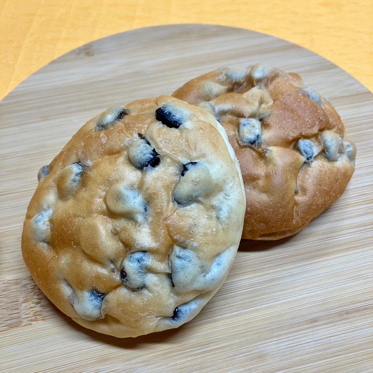 黒豆ごろごろ

しっとり食感の優しい甘さのパンに、丹波篠山産黒大豆の煮豆がごろごろと入っています。大粒の黒豆は風味豊かで、食べ応えも◎。リベイクすれば香ばしさがアップし、さらにおいしくいただけます。
wkobe.jp/bread/20260214/

＃本日のパン