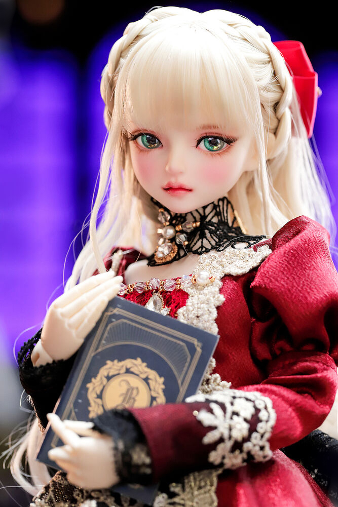 DOLKSTATION's tweet photo. 【DOLK×MYOU DOLL】

「悪役令嬢Delia」が数量限定の再登場！！

➡https://t.co/sjUnKxz0Fq

DOLK初コラボとなったアーティストElly氏による令嬢のメイク、La Maison de Aileのドレス、アレンジされたブロンドヘアまで、写真そのままの絶世の美貌をお届け。

3/1（日）締切、お見逃しなく！ https://t.co/jB3q8SI2h0