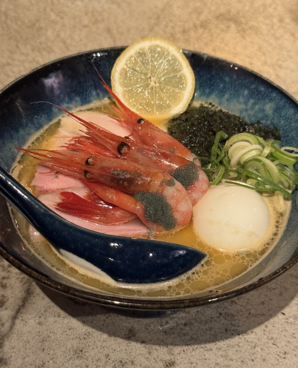 MaaFoodie's tweet photo. 年明け最初のタマキハル様。境港産甘エビ白湯。こんなの美味くないわけない。スープはがっつりエビ風味！トッピングは生で甘くてミソまで極甘！！そしてあおさとのマリアージュ。たまらん。
#タマキハル #大阪グルメ #ラーメン #白湯スープ #スープ料理タマキハル https://t.co/RJ9bTn2oK6
