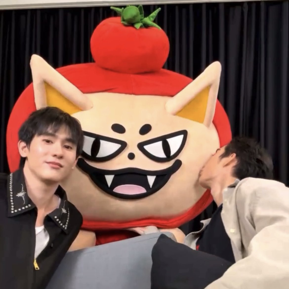 mademybabe's tweet image. ฟ้อกงอนปะป๊ามาก พ่อบุ๊คถามดีกันได้มั้ยก็ไม่ยอม หันตัวหนีเลย ฟอสเลยถามว่าต้องง้อยังไง ฟ้อกบอกให้หอมแก้ม ปะป๊าเลยหอม พ่อบุ๊คหอมด้วย 💖🤲🏻

FORCEBOOK MOS EP9 
#MelodyOfSecretsEP9