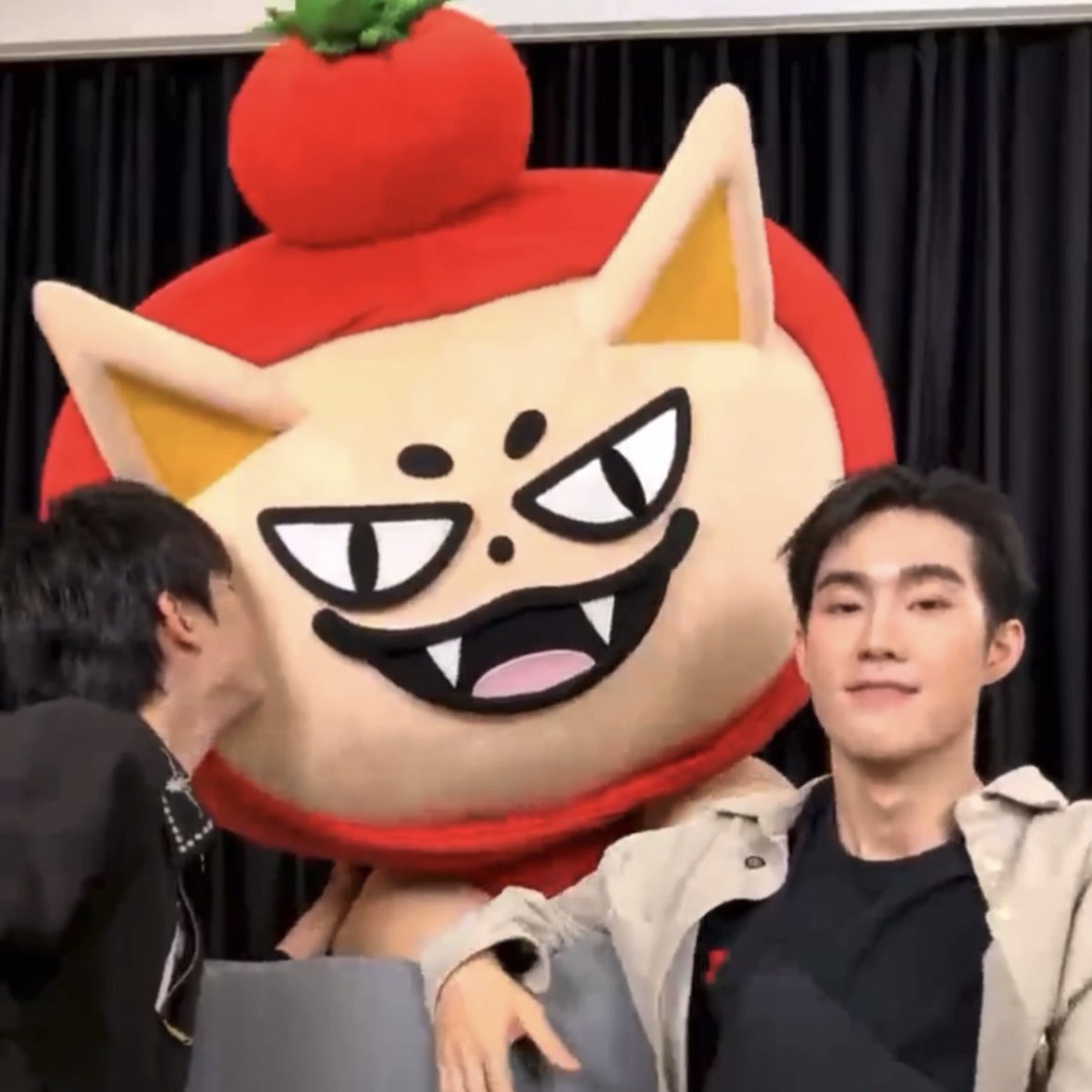 mademybabe's tweet image. ฟ้อกงอนปะป๊ามาก พ่อบุ๊คถามดีกันได้มั้ยก็ไม่ยอม หันตัวหนีเลย ฟอสเลยถามว่าต้องง้อยังไง ฟ้อกบอกให้หอมแก้ม ปะป๊าเลยหอม พ่อบุ๊คหอมด้วย 💖🤲🏻

FORCEBOOK MOS EP9 
#MelodyOfSecretsEP9