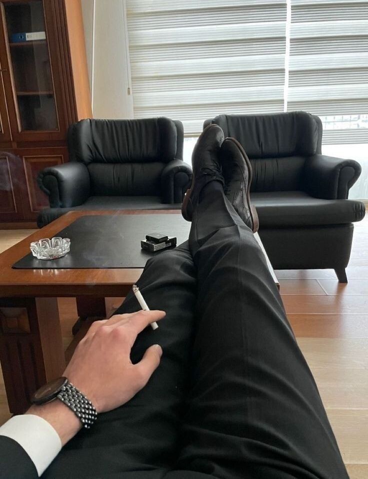 dxrenss's tweet photo. sepi banget kantor. panggil LC kali ya https://t.co/Y8Wb0pCcj7