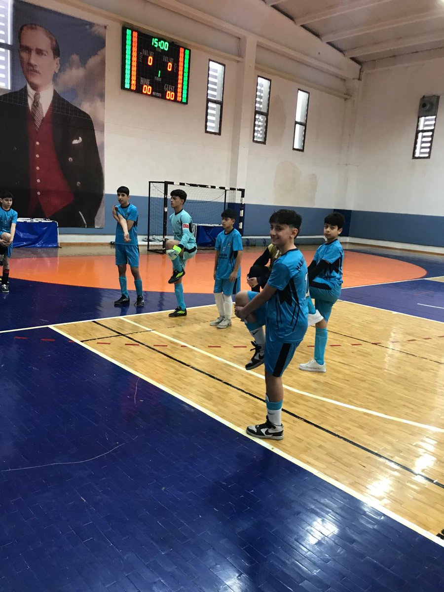 HamidiyeImam's tweet photo. Okulumuz Yıldız Futbol Erkek takımı çeyrek finale çıkmıştır. Beden eğitimi öğretmenimiz Bayram Ali Dağlı' yı ve öğrencilerimizi tebrik eder, başarılarının devamını dileriz. https://t.co/S37kBFniMt