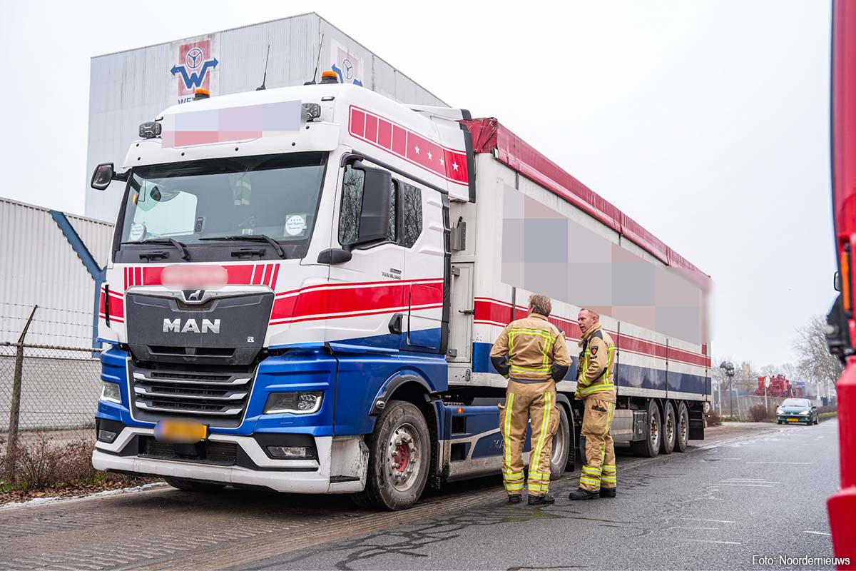 Brand diep in de lading van vrachtwagen met afval in Emmen