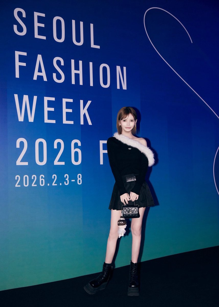 mikkeLIVE's tweet photo. ⑦SEOUL FASHION WEEK に参加  
韓国の街でストリートスナップ🇰🇷

ぺこ🍭さん
ID：210119170

▼アプリ無料ダウンロードはこちらから  
https://t.co/4oURs7TQGX 
#mikkelive #ミッケライブ #ライブ配信アプリ #ライブ配信 #SeoulFashionWeek #韓国 https://t.co/GnymnA6nI3