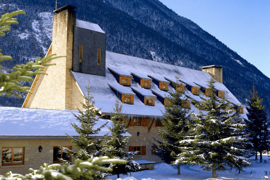 paradores's tweet photo. Nieve, ciudades con encanto, gastronomía reconfortante o sol eterno.

Descubre los 6 destinos de España que triunfan en invierno y vive la temporada más mágica del año con Paradores.

👉 Más información: https://t.co/YnZP1DR1v9 https://t.co/p93fELMmQ5