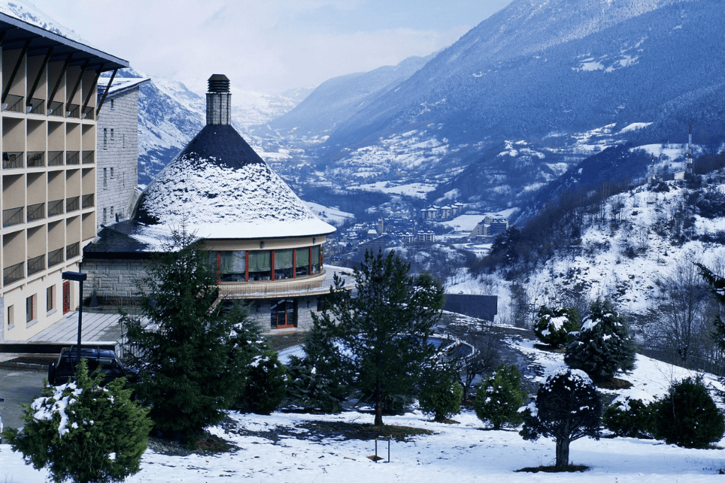 paradores's tweet photo. Nieve, ciudades con encanto, gastronomía reconfortante o sol eterno.

Descubre los 6 destinos de España que triunfan en invierno y vive la temporada más mágica del año con Paradores.

👉 Más información: https://t.co/YnZP1DR1v9 https://t.co/p93fELMmQ5