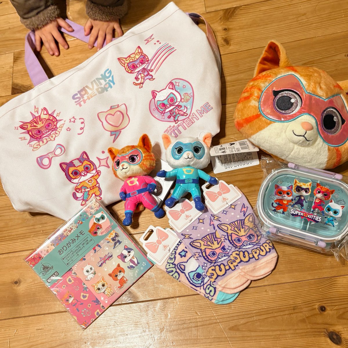 「これは夢ですか･･･」
思わずそう口走る私。

ディズニーストア土浦店に行ってまいりました！
すごい、本当にあった。
しかも棚まるっと！！！！

私
「どうですか、売れてますかスーパーキティ？(質問が前のめり過ぎる)」

キャストさん