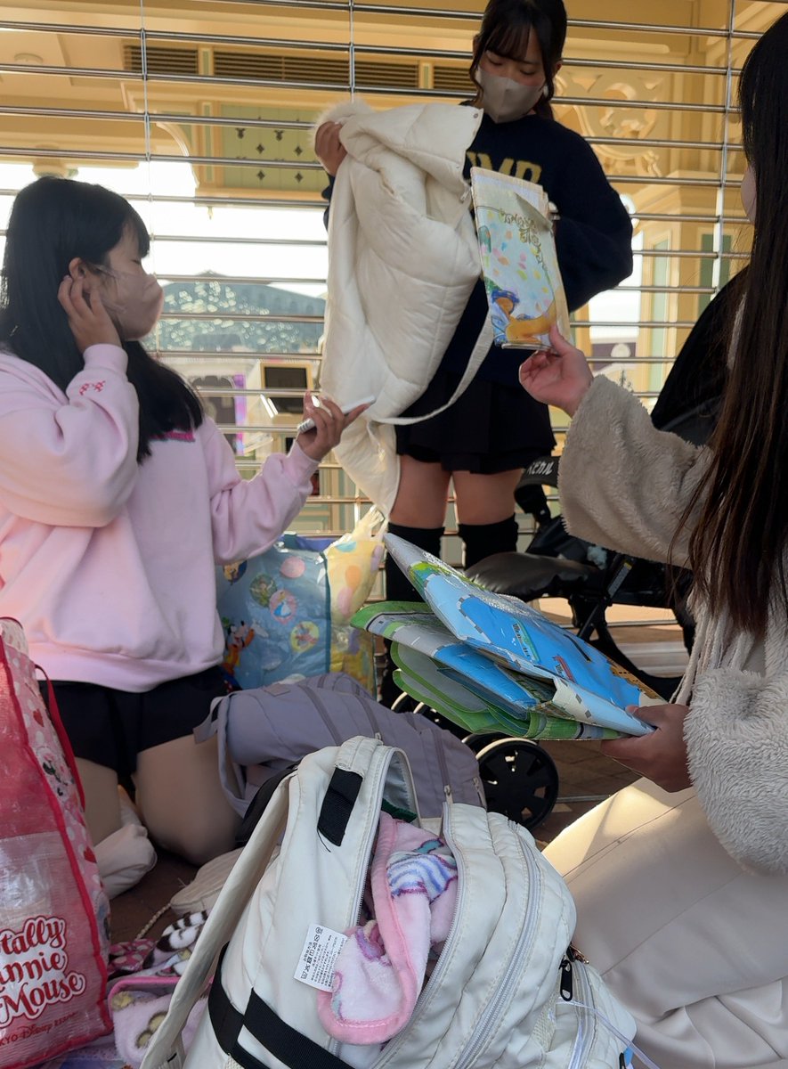 nyanco_nemui's tweet photo. 荷物を乗せるためだけで ベビーカーを無料レンタルして、荷物用に借りたことを得意げにバカ笑いしてる非常識ガキ4人、、、 
 #TDR_now  #ディズニーランド https://t.co/SkGM4ZnEGr