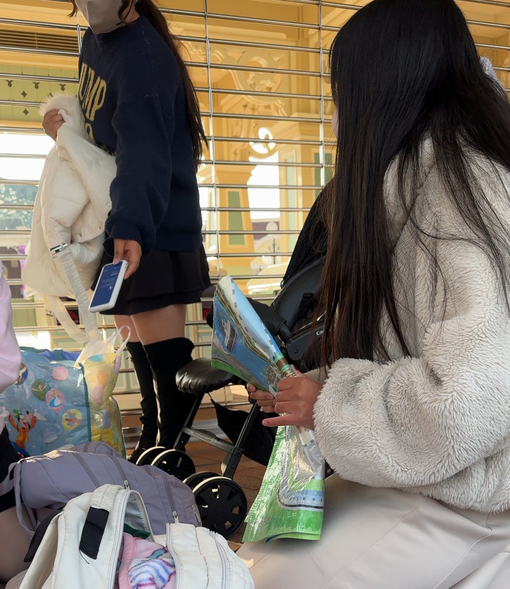 nyanco_nemui's tweet photo. 荷物を乗せるためだけで ベビーカーを無料レンタルして、荷物用に借りたことを得意げにバカ笑いしてる非常識ガキ4人、、、 
 #TDR_now  #ディズニーランド https://t.co/SkGM4ZnEGr