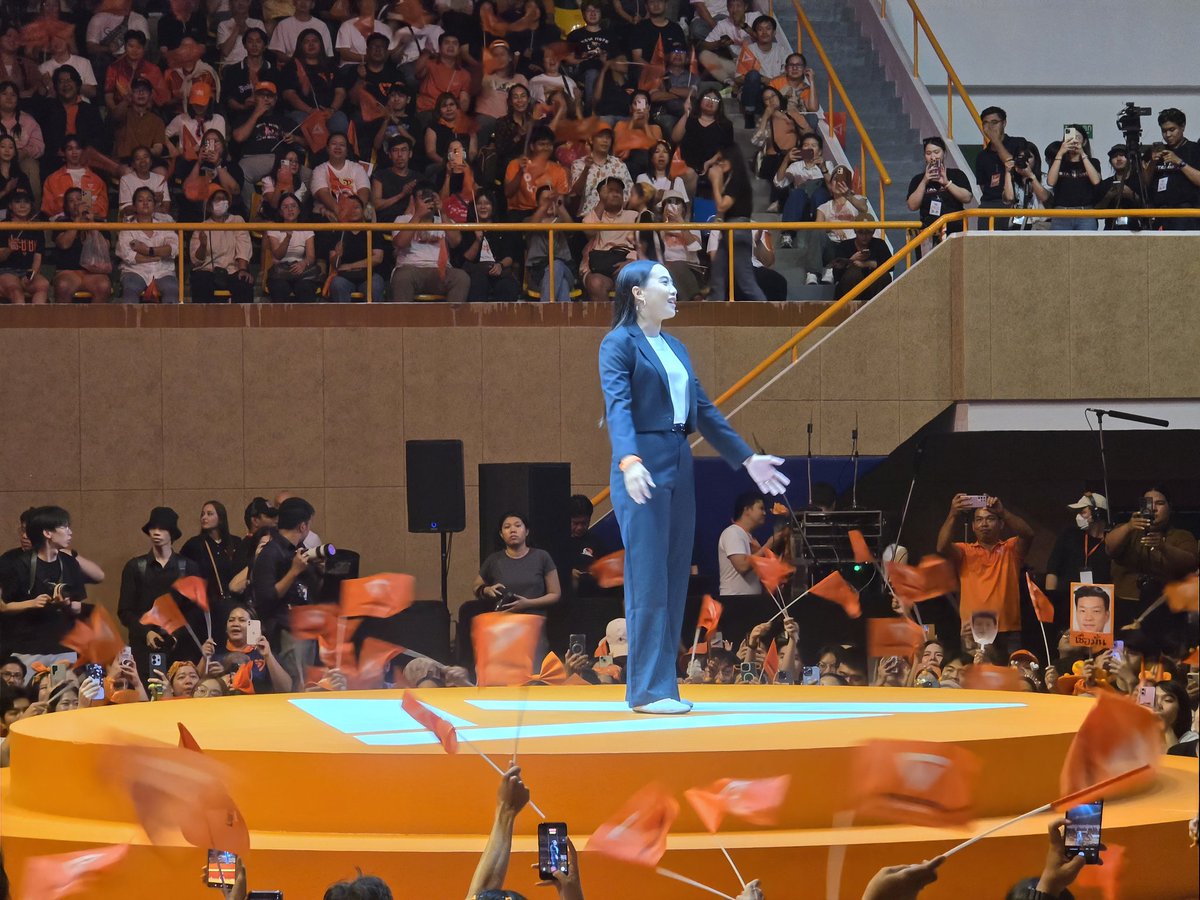 markpeak's tweet photo. ไอซ์ขึ้นเวทีด้วยกำไลสีส้ม ที่ป้าขายข้าวโพดที่พะเยาให้มา https://t.co/xWZ0sgVf2W