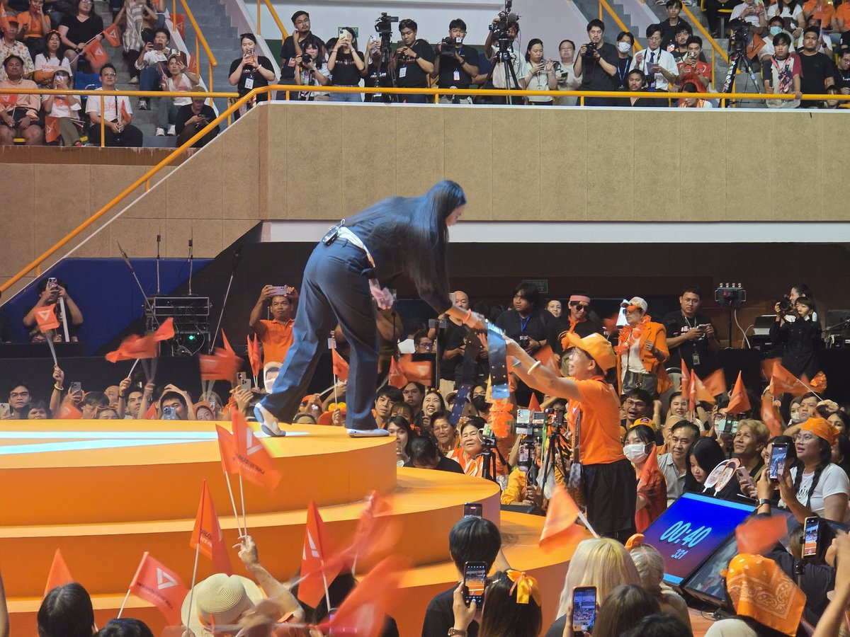 markpeak's tweet photo. ไอซ์ขึ้นเวทีด้วยกำไลสีส้ม ที่ป้าขายข้าวโพดที่พะเยาให้มา https://t.co/xWZ0sgVf2W
