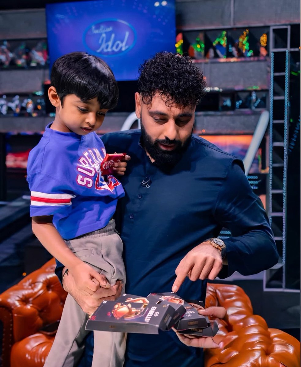 Cookie made a quick visit at Indian Idol set ❤️😍✨ 
Devyaan with his always curious eyes, Cutie Pie  with his Badshah Mama🫶

<a href="/shreyaghoshal/">Shreya Ghoshal</a> <a href="/Its_Badshah/">BADSHAH</a>