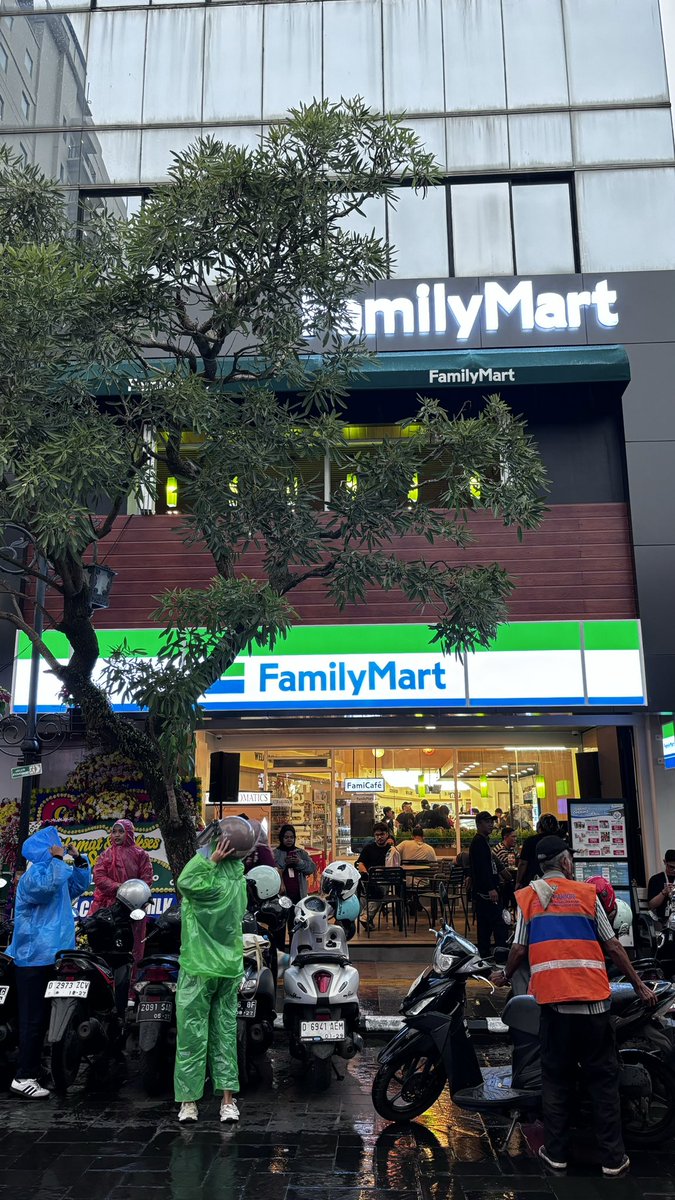 o89671's tweet photo. Pantess kaget kok di Braga ada Famima tadi🤣 https://t.co/uWUSyN00am