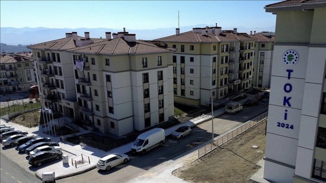 📌 İşte rakamlarla asrın inşa seferberliği! 'İzlanda büyüklüğünde bir alanı yeniden inşa ettik'

- Cumhuriyet tarihinin en büyük felaketlerinden biri olan Kahramanmaraş merkezli deprem felaketlerinin üzerinden 3 yıl geçti.

- Çevre, Şehircilik ve İklim Bakanlığı'nın koordine