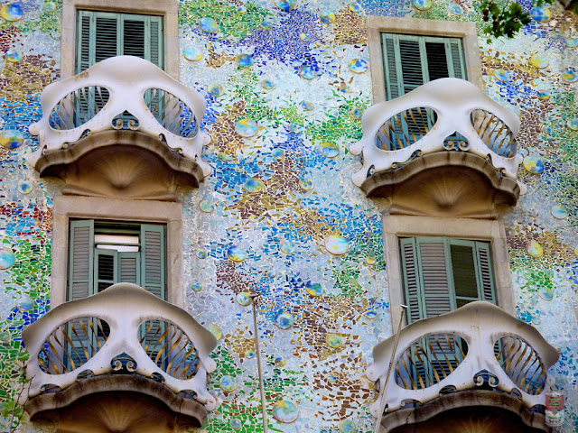 Paseando con Gaudí, un vistazo al modernismo en #Barcelona blgs.co/Hs9IF9