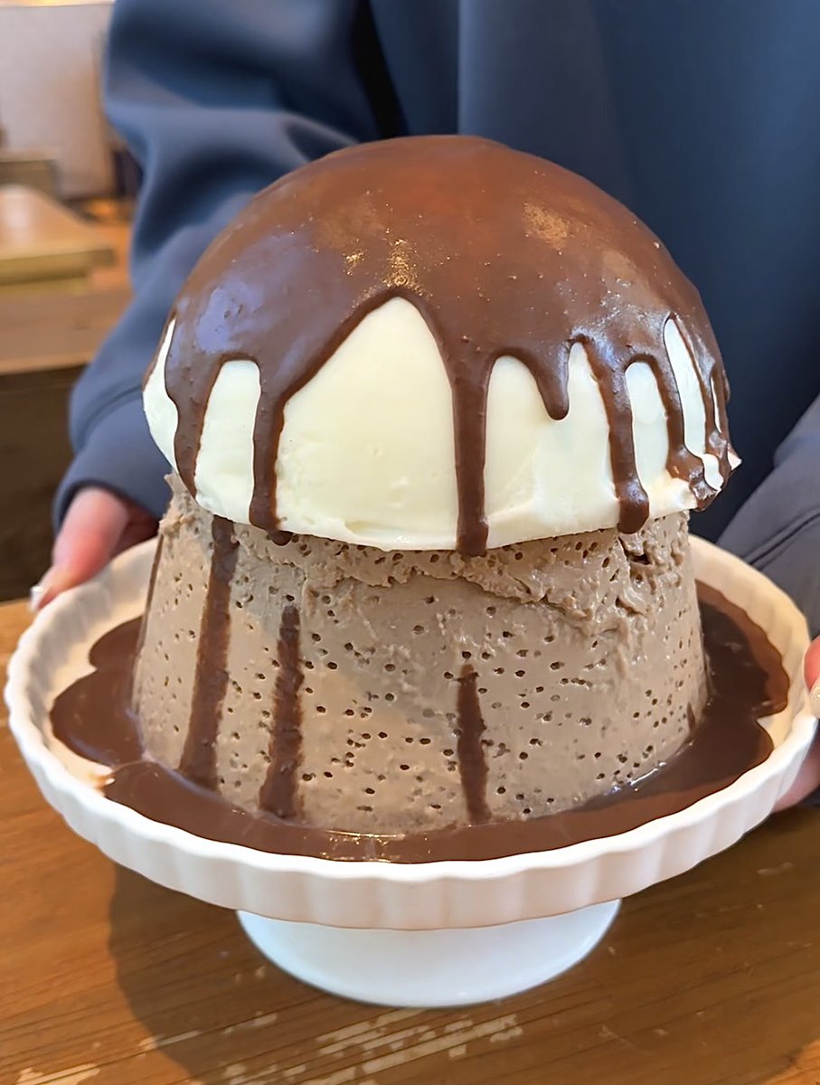 tabe_megumi's tweet photo. 東京駅『NIHONBASHI BREWERY. T.S』

チョコ好きの夢が叶う！総重量2.5kgの超巨大プリン🍫 濃厚なベルギーチョコとアイスが溶け合う極上の幸せ🤤事前予約制。 https://t.co/ayttZSaCjo