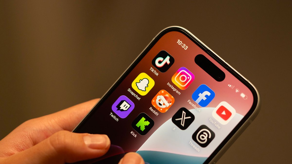 MenaToday1's tweet image. #Turkey is laying the groundwork to #restrict #socialmedia #access for #minors with a parliamentary report this week calling for broad measures including age verification and content filtering, joining a growing list of countries seeking tighter controls
tinyurl.com/3avkf7rb