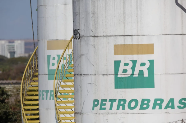 BlogdoNoblat's tweet image. Gasolina cai 16% na refinaria, mas preço sobe 37% nos postos em 3 anos. Presidente da Petrobras atribui ineficácia dos reajustes à venda da BR Distribuidora. Em entrevista recente, Magda Chambriard disse que a estatal foi criada para ser responsável pelos combustíveis "do poço ao…