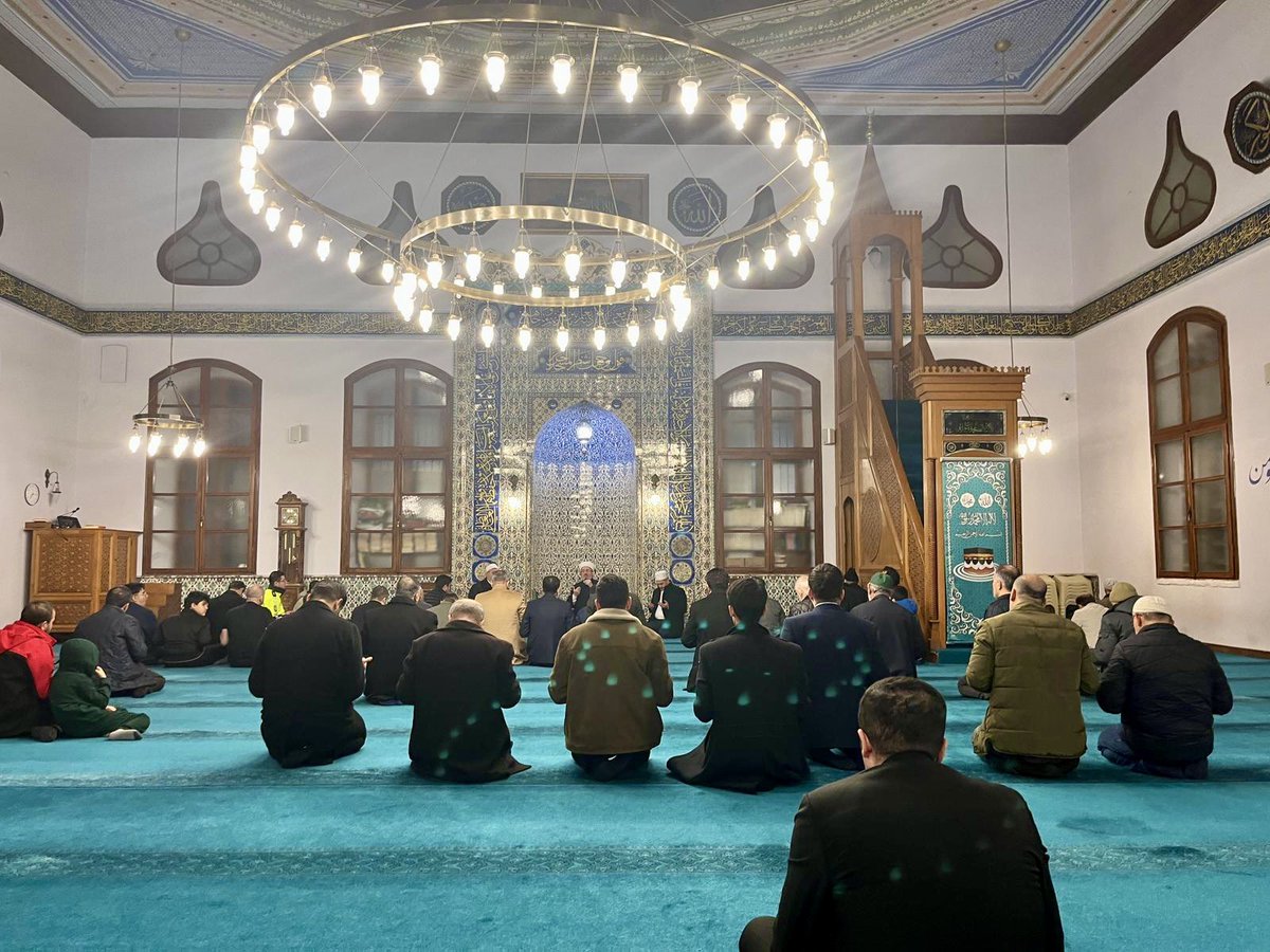 rektorsaribiyik's tweet photo. Sakarya Kahramanmaraşlılar Topluluğu tarafından Orhan Camii'nde düzenlenen 6 Şubat Kahramanmaraş Deprem Şehitleri Hatim Programı'na katıldık.

Bu anlamlı buluşmayı organize ederek şehitlerimize dua etmemize ve bir araya gelmemize vesile olan hemşehrilerime teşekkür ediyor, şehitlerimizi rahmetle anıyorum.