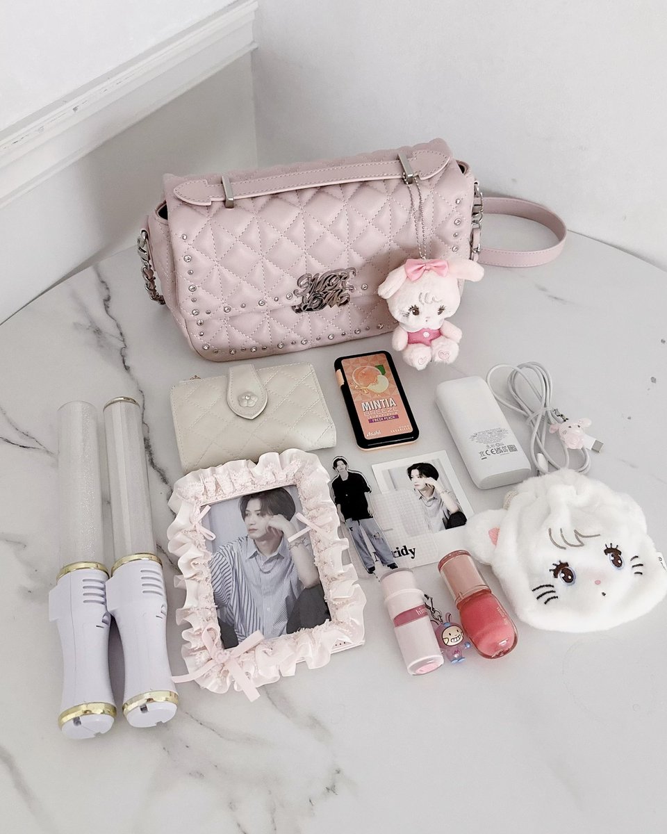 miridy_official's tweet photo. ୨୧˙˳⋆  ⋯⋯ New Arrival  ⋯⋯ *⑅୨୧

Oshiiro Bijoux shoulder bag
￥4.995(taxin)

憧れのホビ垢デビューできちゃうバッグが登場🎀
キラキラ輝くビジューが高魅え💎✨
キンブレ、500mlペットボトルもすっぽり入るので荷物が多い方にもおすすめ♡

2/19(thu)18:00〜ZOZOTOWNにて発売💘 https://t.co/VasBJmVFPY