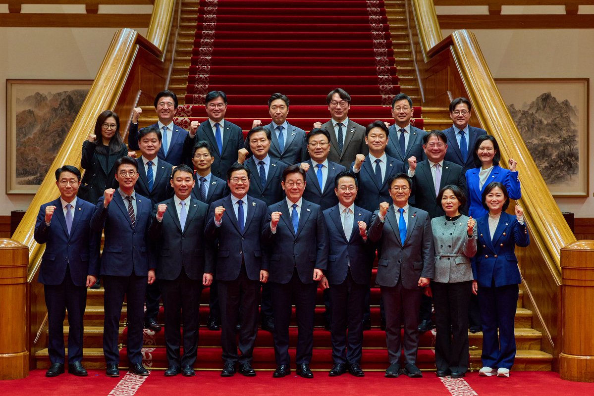 [청와대에서 다시 만난 22대 국회 1기 원내대표단]

어제 저녁 청와대에서 이재명 대통령님과 22대 국회 1기 원내대표단 식구들이 함께 뜻깊은 시간을 가졌습니다. 국회와 정부가 같은 목표를 향해 손발을 맞출 때 비로소 국민이 체감하는 변화가 만들어집니다. 국민주권정부의 성공을 위해 국회에서