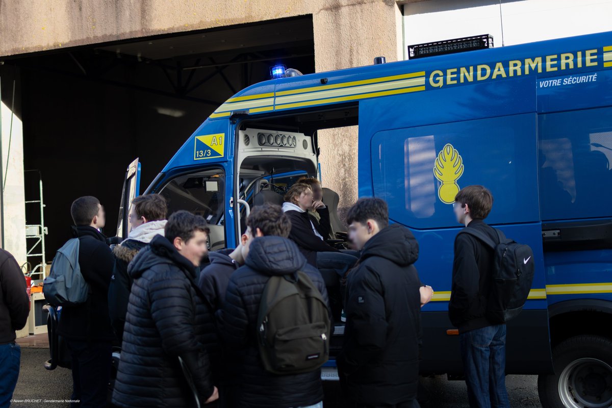 Gendarmerie_056's tweet image. [Accueil de stagiaires de 3e - Pontivy]

Cette semaine, à la caserne Clisson de #Pontivy, des élèves de #Troisième ont effectué leur #Stage d’observation au sein de la #Gendarmerie.
Une #Immersion qui pourrait susciter de futures #Vocations !