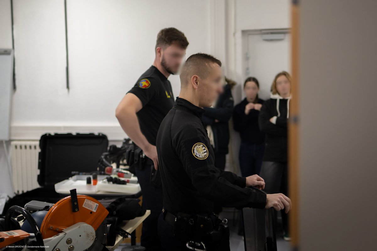 Gendarmerie_056's tweet image. [Accueil de stagiaires de 3e - Pontivy]

Cette semaine, à la caserne Clisson de #Pontivy, des élèves de #Troisième ont effectué leur #Stage d’observation au sein de la #Gendarmerie.
Une #Immersion qui pourrait susciter de futures #Vocations !