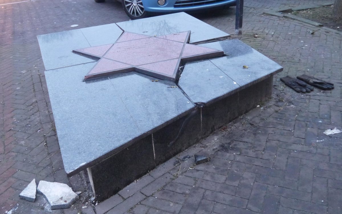 Bestelbus raakt Joods monument in Dedemsvaart