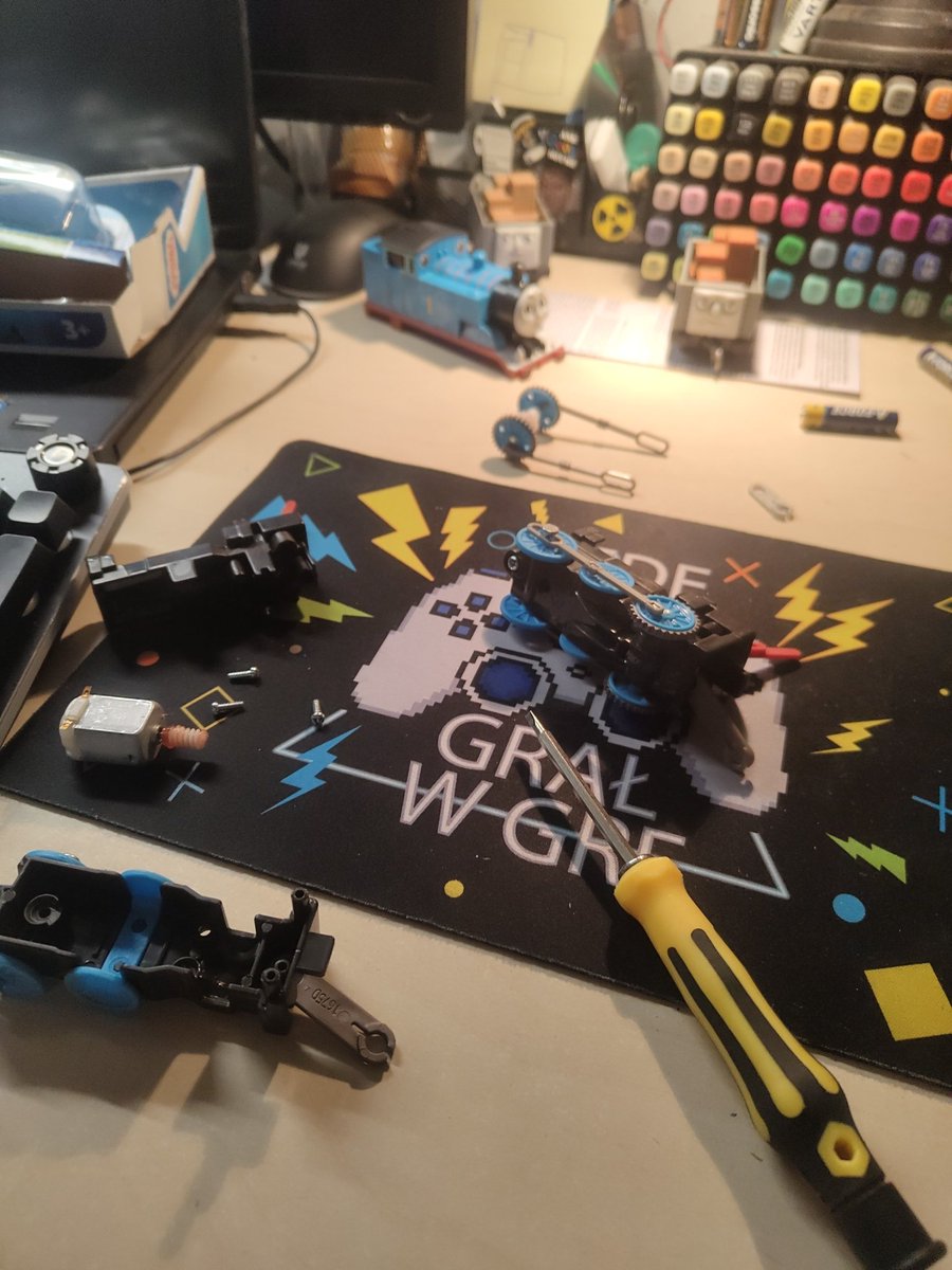 maniac97307's tweet photo. FUCK YOU MEAN VIETNAM USES SLIGHTLY SMALLER TRIANGULAR SCREWS THAN CHINA WTF I CANT OPEN HIM TO SWITCH THE COUPLING THAT SUCH BULLSHIT https://t.co/dOZIELaBSp