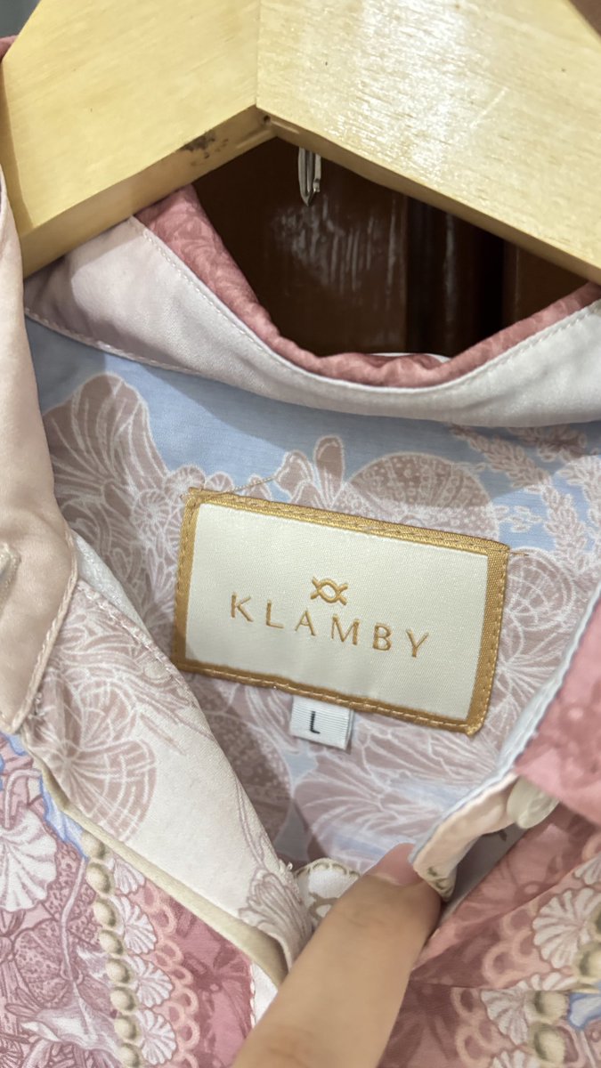 cihahihu's tweet photo. Wts preloved klamby - halmahera shirt warna caroline size L. 

Good condition yaa, baru beberapa kali pake ajaa. 
Ld 100
Price 185k
Dom jkt https://t.co/DKPrA7SVwJ