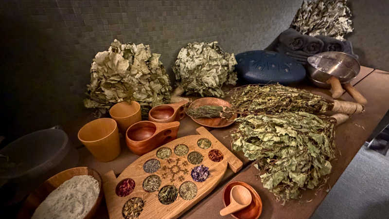 今日はプレオープン中の高輪SAUNASへ。
サウナは5種類。どれも香りを楽しみながら深呼吸できるほどよい熱さで、じんわりと芯から温まれる。もう少し変化球も欲しいところだが、落ち着... (＠ 高輪SAUNAS in 東京都, 港区) sauna-ikitai.com/saunners/32121…