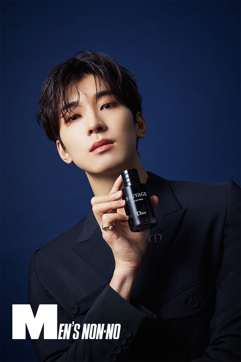jelly_minwon's tweet photo. 디올향수보이🖤🖤 https://t.co/CNgW3VGKyE