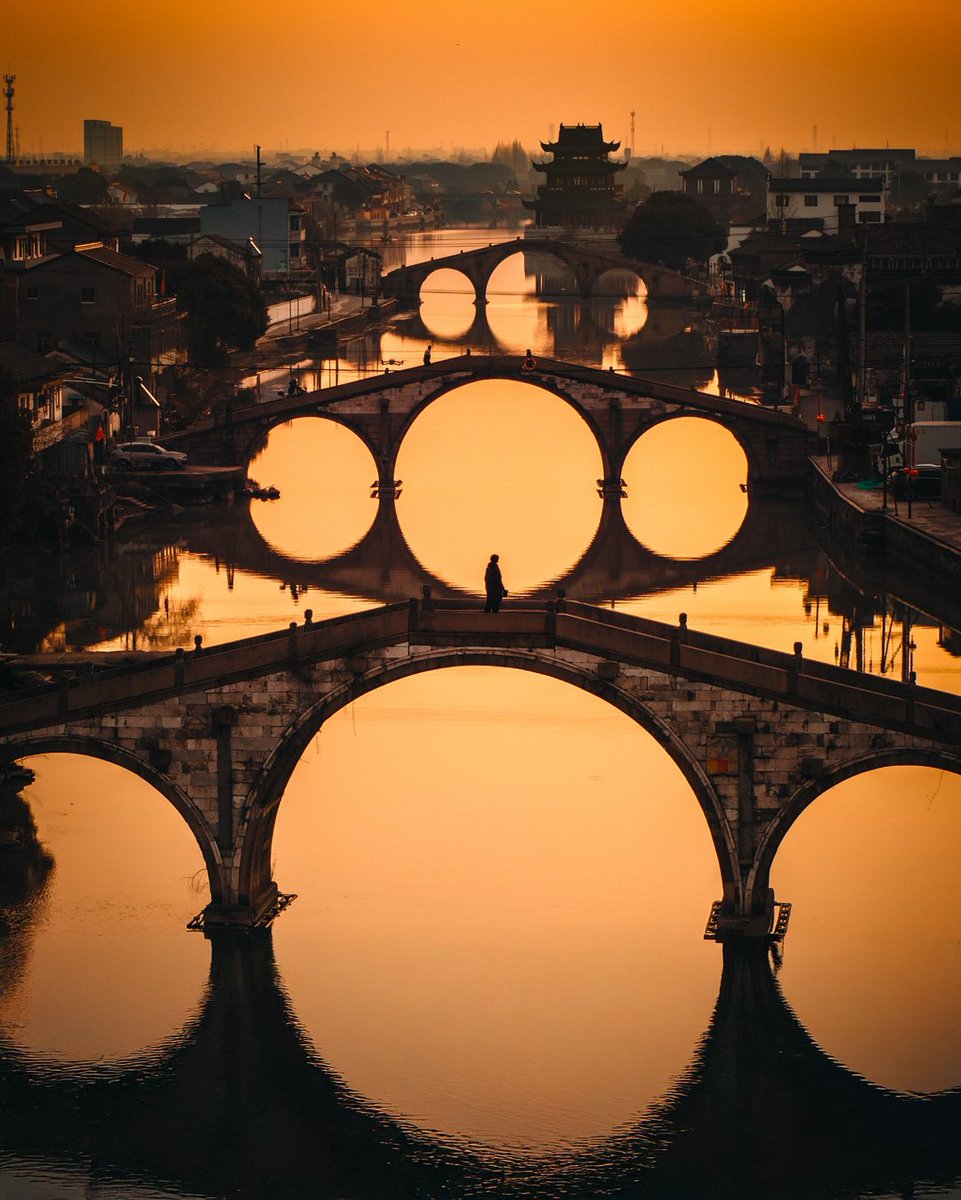 LeoDaVinciWave's tweet image. A beautiful moment at the Shuanglin Three Bridges in the ancient city of Shuanglin, Huzhou, China.