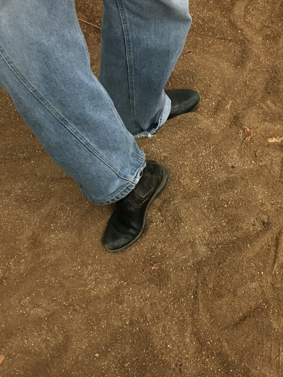 바닥을 꼼꼼히 봐야하는 국현미 이번 전시. 공간을 스펙타클하게 변화시키는 전시가 점점 많아져 신기하다 흙이 되게 포슬포슬 관념적 흙냄새의 흙이고(기분이좋음..) 무심히 전시장 바닥에 놓여 썩어가는 과일들에 눈길이 간다