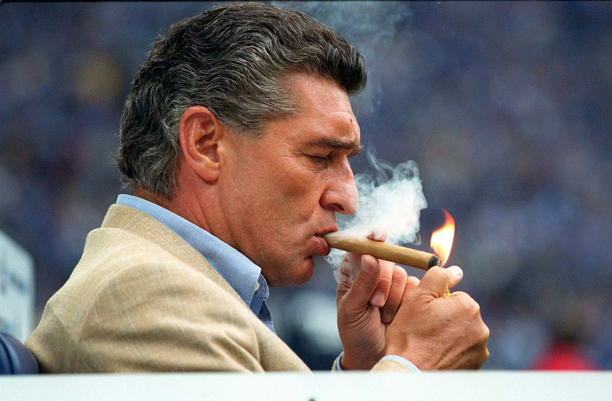 s04's tweet photo. 6.2.2019 🕯️

Wir werden Dich immer in unserem Herzen tragen, Rudi. Legenden sterben nie! 💙🤍

#S04 | #RudiAssauer https://t.co/DAtcwLL9gG