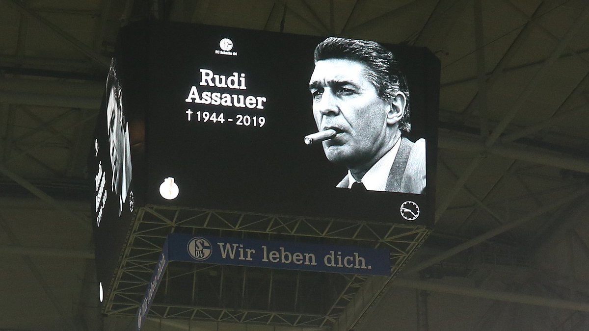 s04's tweet photo. 6.2.2019 🕯️

Wir werden Dich immer in unserem Herzen tragen, Rudi. Legenden sterben nie! 💙🤍

#S04 | #RudiAssauer https://t.co/DAtcwLL9gG