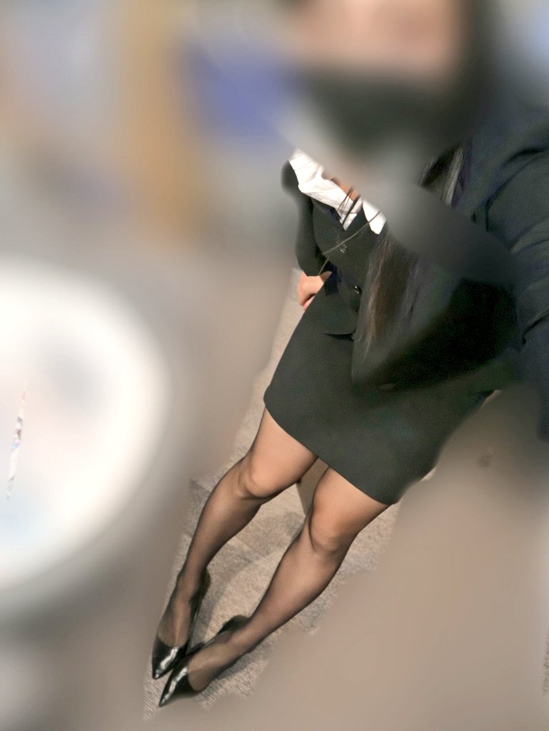 mizuho_OL_real's tweet photo. しごおわ
つかりたん
#事務員 #不動産ショップ店員 #制服脱ぎたい #汗脚 https://t.co/RQ8elpDii4
