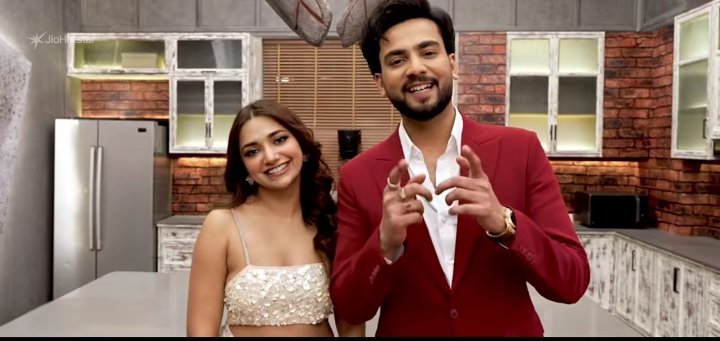 vishaldehai's tweet photo. Gold hammers, gold vibes! ✨ Elvish Bhai brings you a special Valentine's gift – Engaged Season 2. 🎬 Taiyaar ho jao, kyunki is baar scene kuch alag hone wala hai! 💥
#ElvishYadav #ElvishArmy #Engaged2 #AnotherChanceAtLove #JioHotstarSparks https://t.co/pnkxnxcemH