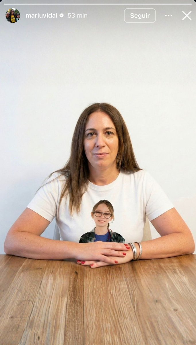 somoscorta's tweet image. María Eugenia Vidal compartió una historia en Instagram en la que usa una camiseta con la cara de Ian Moche. 

corta.com