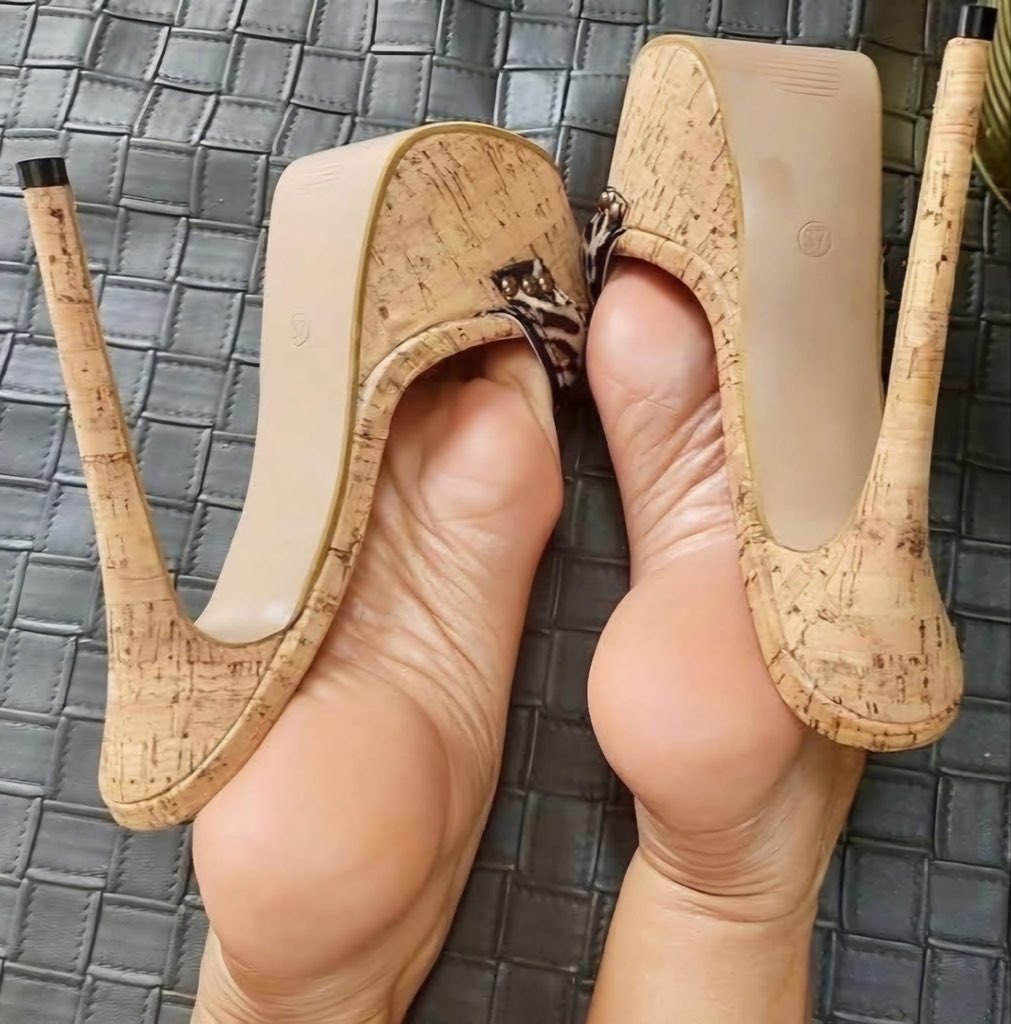 DaisyBrookside's tweet photo. Like and RT if you love these shoes #HighHeels #ShoeAddict #HeelsOfTheDay https://t.co/NlUtfFzy3J
