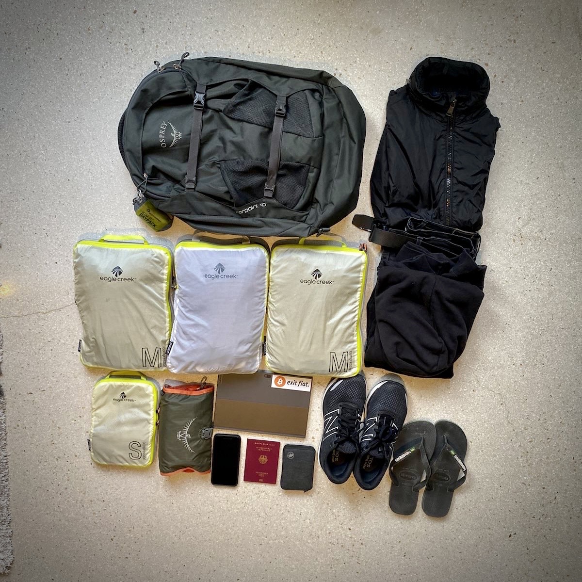 Ich erinnere mich noch an den Tag, als ich vor meinem vollgestopften Keller stand und realisierte: 

Dieser Besitz ist in Wahrheit ein Käfig, für den ich Miete zahle.

Der größte Hebel für meinen Exit war nicht das Geld, sondern die radikale Reduktion. Wer 50.000 Euro in Zeug