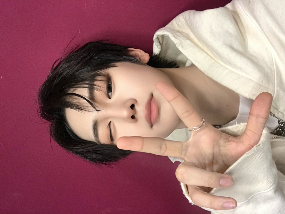 4zzever's tweet photo. 조우안신셀카타율미쳐서
머리아프다  최애셀카고르기가.. https://t.co/AQhvmv8FuI
