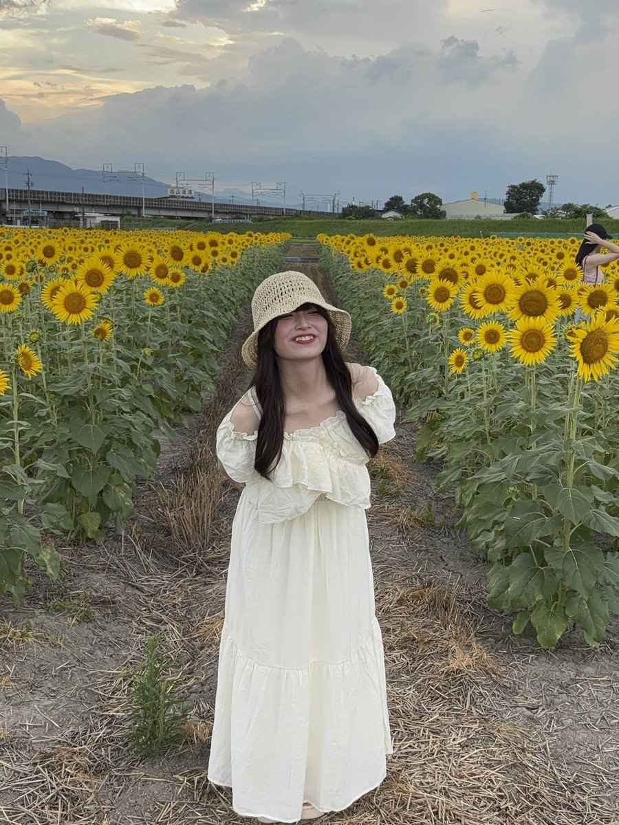 StealJobsFilm's tweet photo. メンバー紹介④
すい
気づいたら一生笑ってる人。幼少期から完成されていたこの笑顔は、現在も順調にアップデート中。誕生日は全力で祝われ、夏はひまわり畑に溶け込み、冬は鹿の角すら自分の一部にする適応力の高さ。存在そのものがハーモニーな、職盗の空気清浄機担当。

文責:ChatGPT https://t.co/SYpMhHJCRd