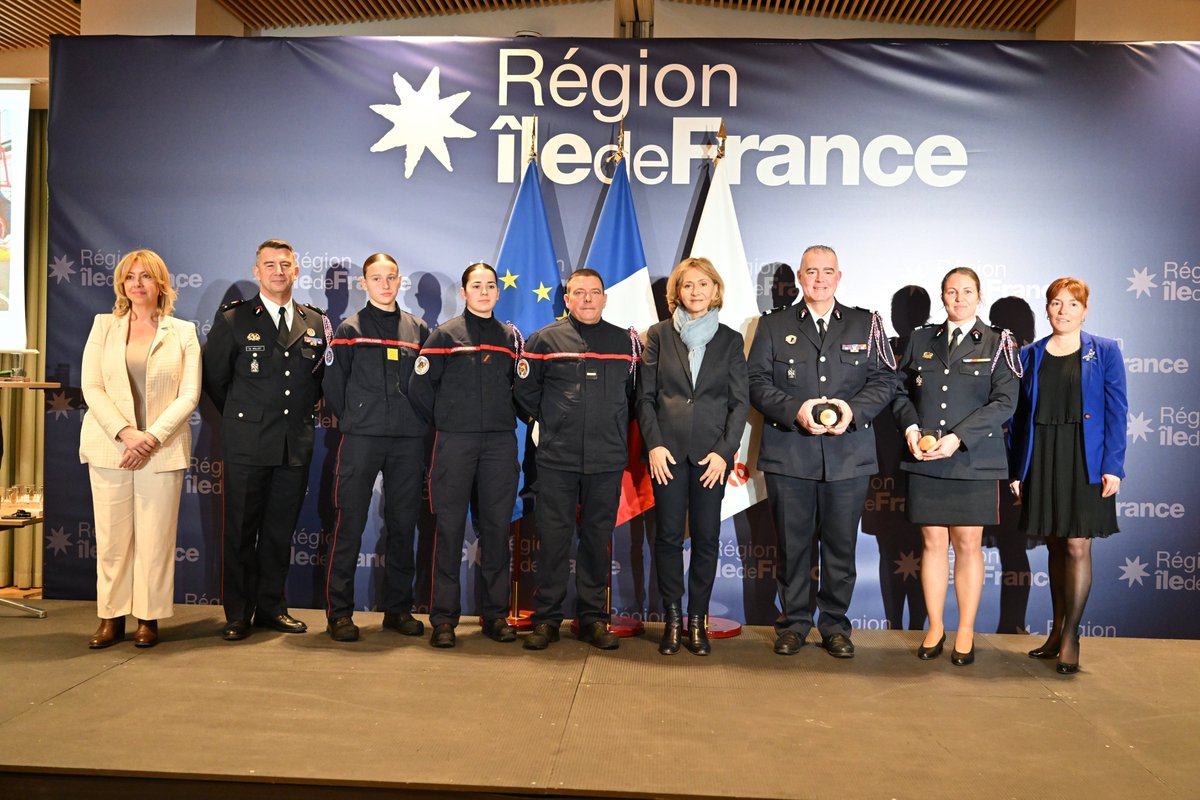 pompiers78's tweet photo. Mise à l’honneur 🎖️| Ce jeudi 5 février, les sapeurs-pompiers franciliens ont été accueillis par Mme @vpecresse, Présidente de la Région Île-de-France, à l’occasion d’une soirée de mise à l’honneur des Sapeurs-pompiers Ile-de-France.

Cette soirée, s’est déroulée en présence du Cgl @StephaneMillot, Directeur départemental des @pompiers78, à l’occasion de laquelle 5 récipiendaires du #Sdis78 ont reçu une médaille de la région, parmi les 30 des Sdis d’Île-de-France.

Ce temps fort a rassemblé, dans un esprit de fraternité et d’unité, des membres de la Région des #Sdis77, #Sdis91 et #Sdis95 ainsi que de la Brigade des sapeurs-pompiers de Paris (#BSPP).

👏 Nous adressons toutes nos félicitations aux récipiendaires.

📸 : SDIS 95 - B. Nerrembourg