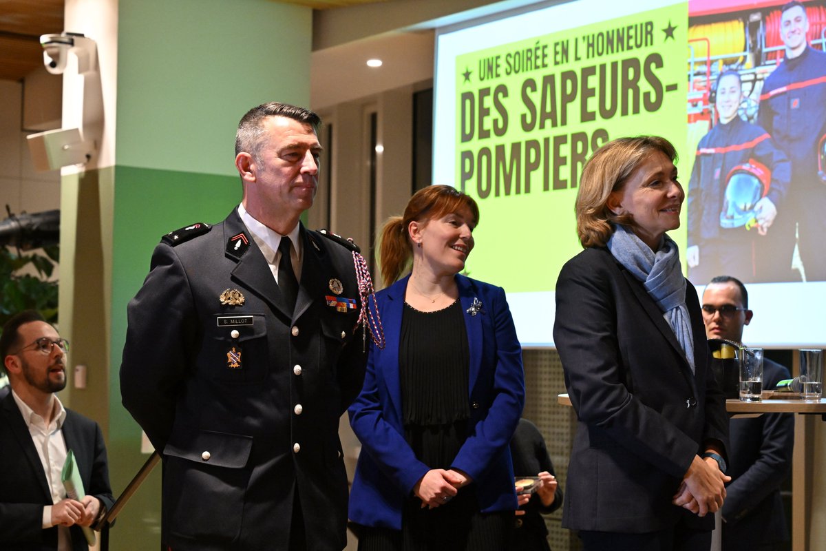 pompiers78's tweet photo. Mise à l’honneur 🎖️| Ce jeudi 5 février, les sapeurs-pompiers franciliens ont été accueillis par Mme @vpecresse, Présidente de la Région Île-de-France, à l’occasion d’une soirée de mise à l’honneur des Sapeurs-pompiers Ile-de-France.

Cette soirée, s’est déroulée en présence du Cgl @StephaneMillot, Directeur départemental des @pompiers78, à l’occasion de laquelle 5 récipiendaires du #Sdis78 ont reçu une médaille de la région, parmi les 30 des Sdis d’Île-de-France.

Ce temps fort a rassemblé, dans un esprit de fraternité et d’unité, des membres de la Région des #Sdis77, #Sdis91 et #Sdis95 ainsi que de la Brigade des sapeurs-pompiers de Paris (#BSPP).

👏 Nous adressons toutes nos félicitations aux récipiendaires.

📸 : SDIS 95 - B. Nerrembourg